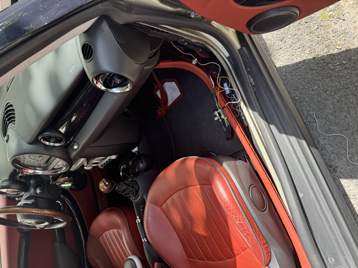 Installation traceur GPS Mini Cooper intérieur