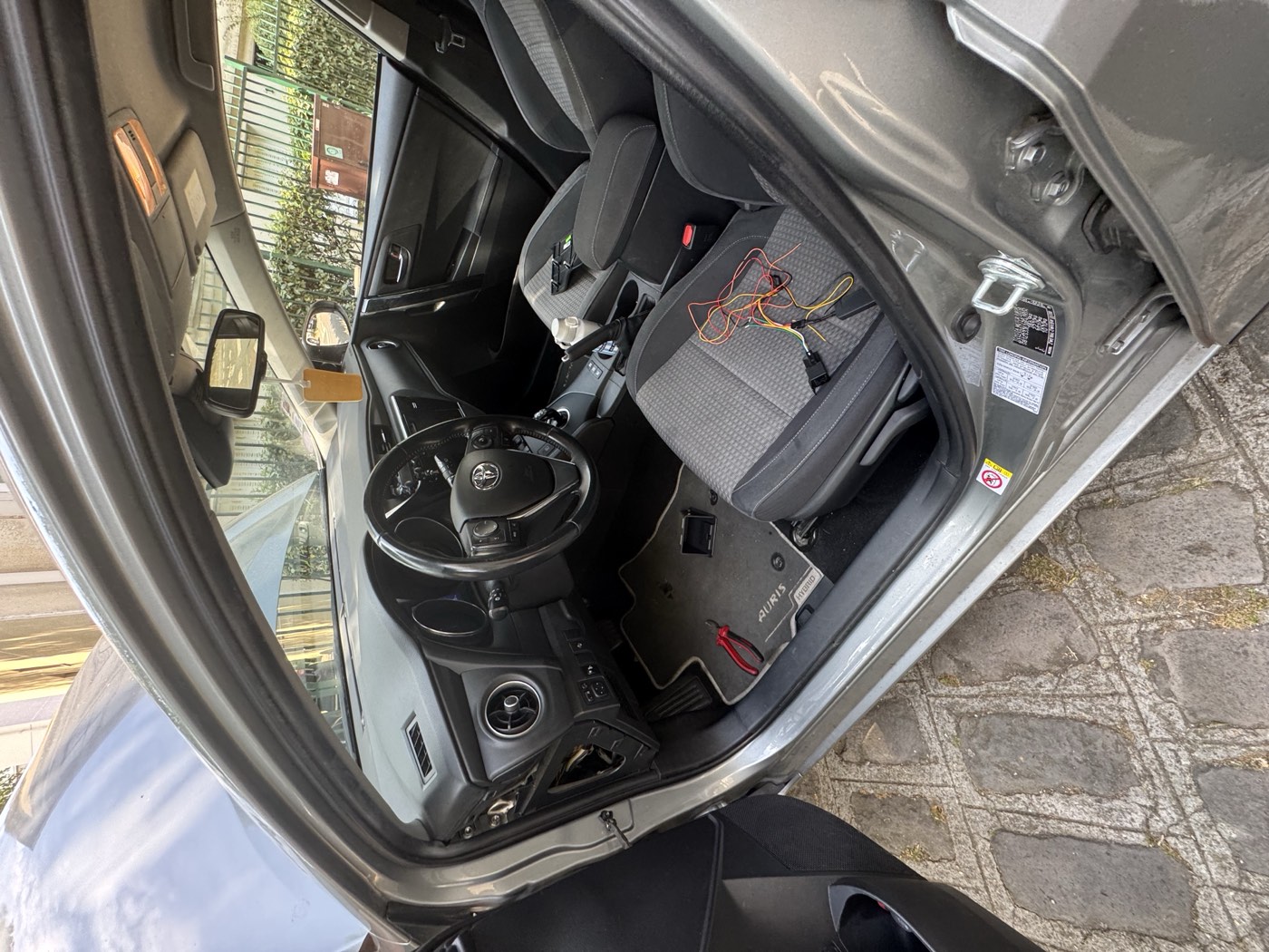 Installation traceur GPS Toyota Auris